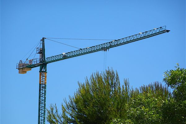 Le corps d'une femme a été découvert au pied d'une grue sur un chantier à Toulouse ce lundi 26 juillet. 