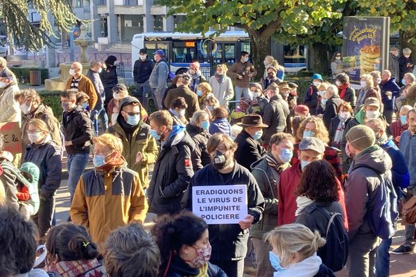 400 personnes se sont rassemblées devant la préfecture de Haute-Vienne