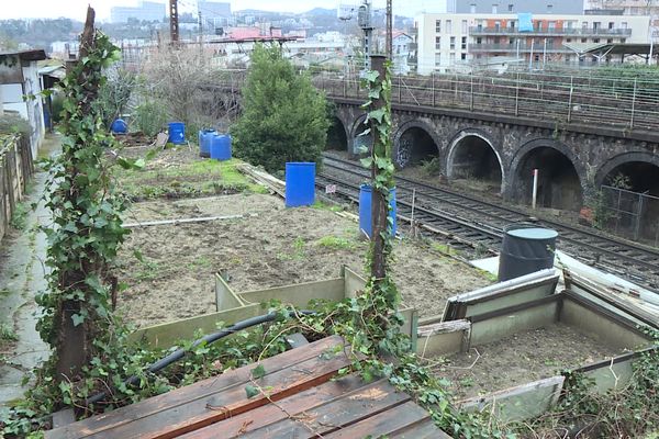 Les jardiniers amateurs de Gorge de Loup devenus indésirables. Ils doivent abandonner leurs parcelles. Les terrains en bordure de voies ferrées appartiennent à SNCF Réseau. février 2024