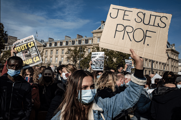 Le dimanche 18 octobre 2020, des dizaines de milliers de personnes se sont réunies après l'attentat qui a coûté la vie à Samuel Paty.