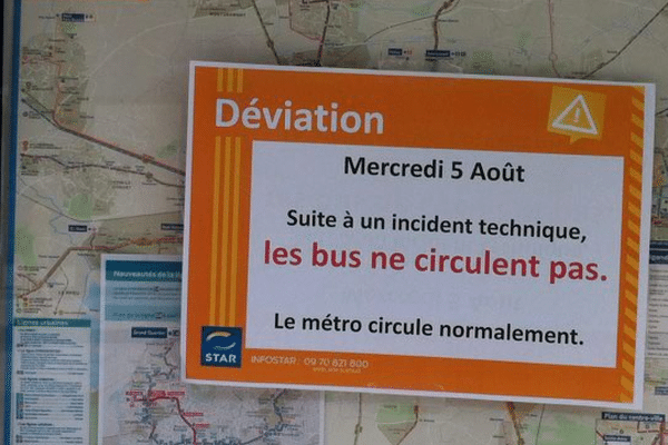 Affichette d'information à un arrêt de bus