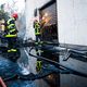 Le feu s'est propagé d'une voiture a un batiment d'entreprise