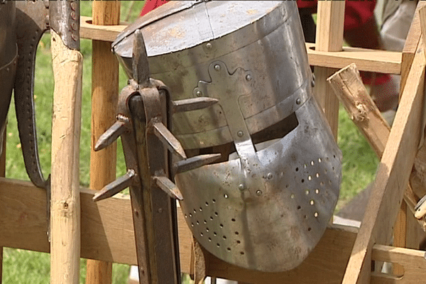 Tir à l'arc, combat à l'épée, chevaliers... à Murol au pied du château, vendredi 6 et samedi 7 mai, on replonge au Moyen Âge.