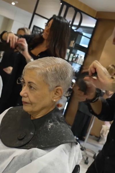 Les clients se pressent avant les fêtes dans les salons de coiffure.