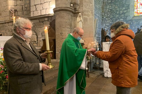 Stuart Agnew, quand il célèbre la messe