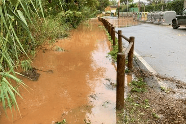 Un jeune père de famille est décédé à la suite d'une crise cardiaque. D'après un ancien adjoint de la ville de Vidauban, il aurait tenté de protéger son logement des inondations. Image des inondations à Vidauban, vendredi 25 octobre.