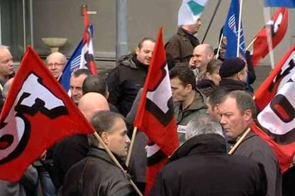 Cet après-midi, à Saint Lô, les policiers manchois manifestaient devant le commissariat de police