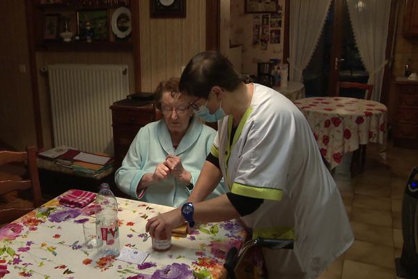 Grâce à l'intervention quotidienne d'une auxiliaire de vie, Lucienne Walle, 95 ans peut vivre chez elle 