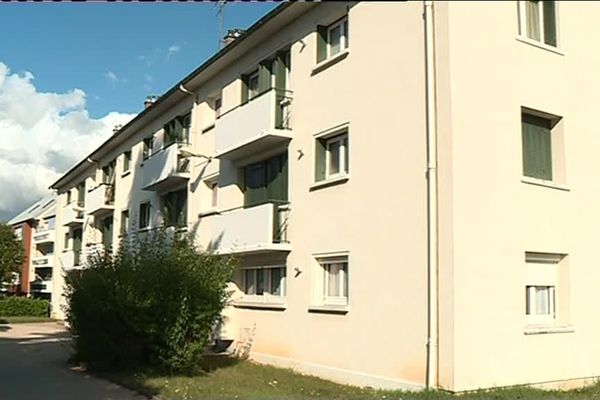 Une femme a été découverte morte lundi 7 août dans cet appartement du quartier des Bourroches, la piste du meurtre n'est pas écartée.