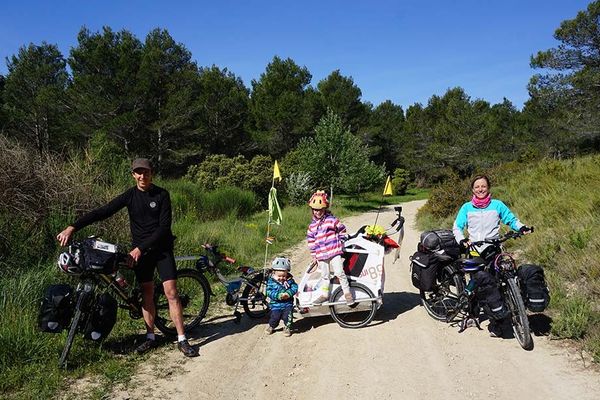 Rencontre avec Caroline Segoni, maman cycliste qui a parcouru 8000 km à vélo avec sa famille 