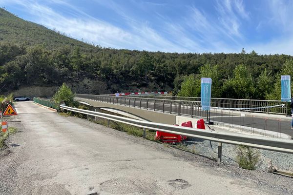 Le pont provisoire, au premier plan, et le nouvel édifice permanent, au second.