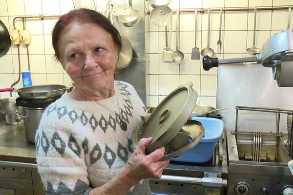 Annie Pichot, gérante et cuisinière du restaurant de la grotte de Remonot prend sa retraite.