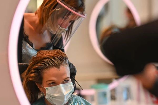 Les coiffeurs restent ouverts alors que les salons et instituts de beauté doivent fermer (Photo d'illustration). (DENIS CHARLET / AFP)