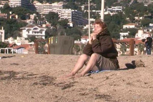 Bain de soleil sur la plage du Prado, ce vendredi par 21 degrés.