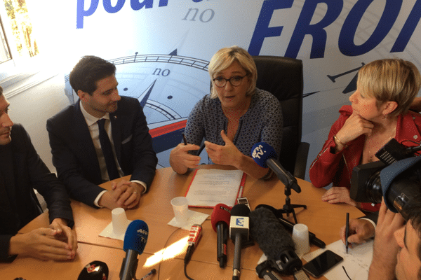 Marine Le Pen lors de sa conférence de presse à Toulouse