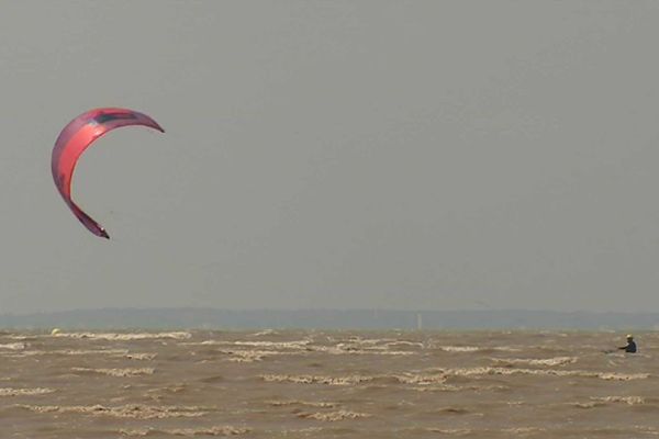 A La Rochelle, le kitesurf séduit les amateurs de glisse...