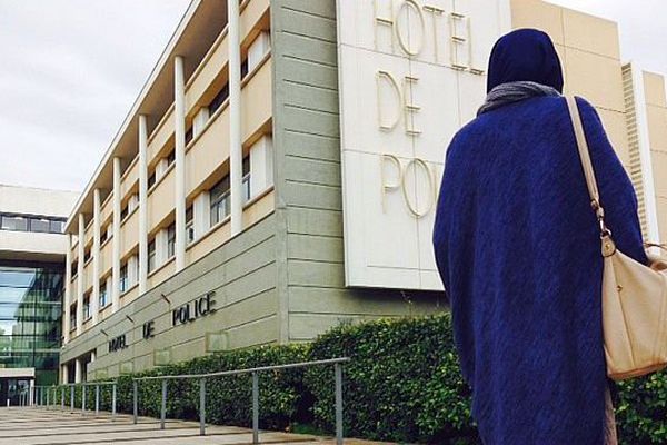 Montpellier - une jeune femme assignée à résidence proteste contre cette mesure - 25 novembre 2015.