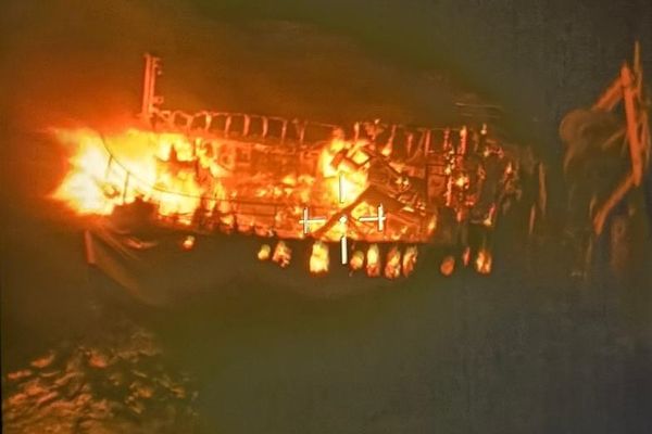 L'épave en feu du chalutier, dans la nuit du 1ᵉʳ au avril 2024, en Baie de Seine.