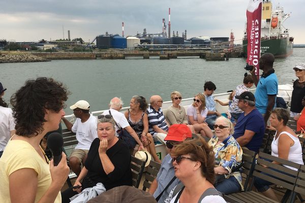 Les passagers de l'Iroko au plus près des infrastructures portuaires et des bateaux