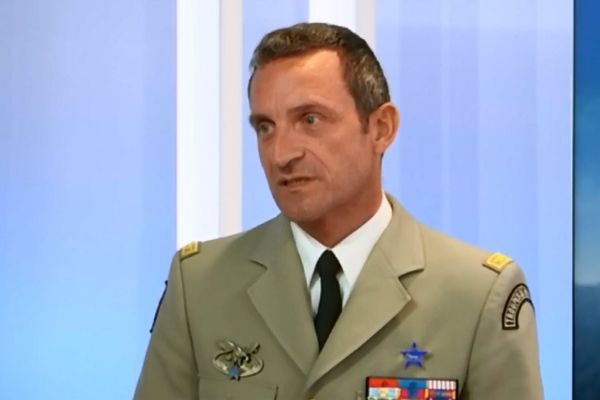 Le général Givre, commandant la 27e brigade d'infanterie de montagne, doit s'exprimer après la mort de 13 militaires tués au Mali