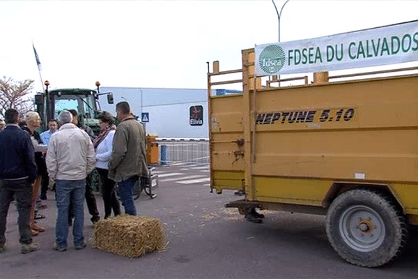 Le 11 mai dernier, une dizaine d'éleveurs bloquait l'entrée de l'abattoir Elivia à Villers-Bocage. Une action similaire est prévue ce lundi soir à 22 heures.