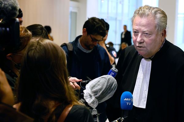 L'avocat des victimes de l'attentat de Karachi, maître Olivier Morice, devant la presse. 