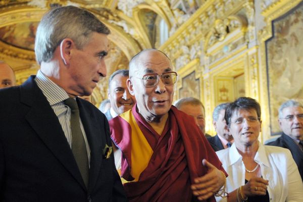 Louis de Broissia, élu de Côte-d'Or, en compagnie du Dalai Lama le 13 août 2008 au Sénat