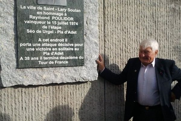 Raymond Poulidor devant la plaque qui retrace sa victoire de 1974