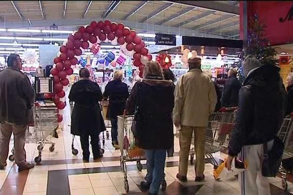 Ce matin à l'ouverture des magasins, on fait la queue. Une sinécure pour certains, une joyeuse tradition pour les autres. Un beau marronnier en tous les cas.