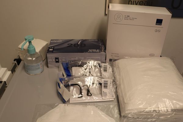 Un kit de protection contre le coronavirus à l'hôpital d'Arras