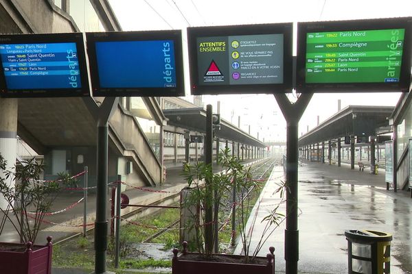 Un désert sous la pluie en gare d'Amiens. 1 TER sur 10 circulait ce lundi 9 décembre