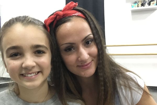 Angelina Nava (à gauche), avec Cindy Caparos, sa professeure de danse