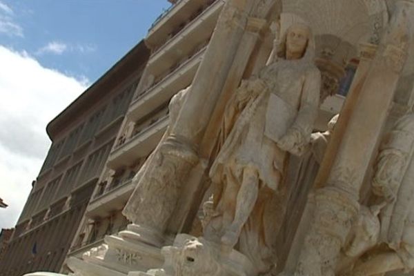 Au centre le place des Jacobins, la fontaine-sculpture réalisée par Gaspard André (archives)