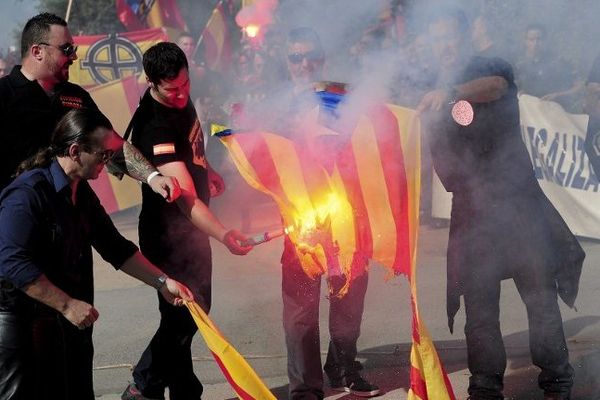 Des militants anti-indépendantistes ont brûlé le drapeau catalan pendant la manifestation.Barcelone le 12 octobre 2014.