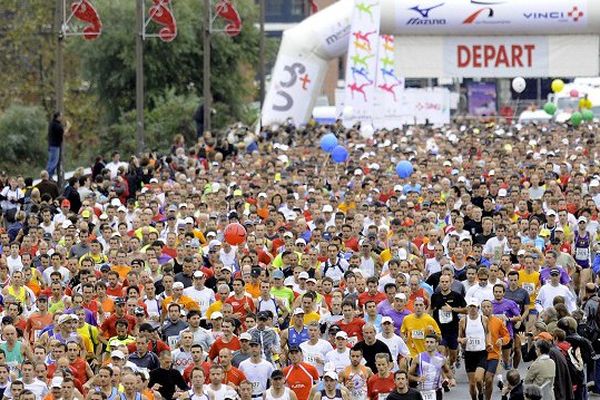 Parmi les 10 000 coureurs, certains courent aux couleurs d'une association et au bénéfice de malades. 