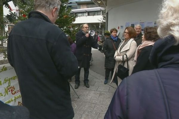 Dans le XXe arrondissement de Paris, un collectif d'habitants s'oppose à l'implantation d'un nouveau supermarché dans leur quartier.