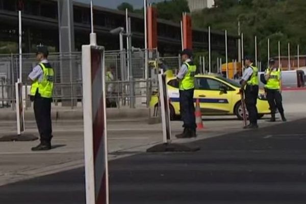 Tous les véhicules sont contrôlés 24h24 au péage du Boulou, dans les Pyrénées-Orientales - 6 juin 2016