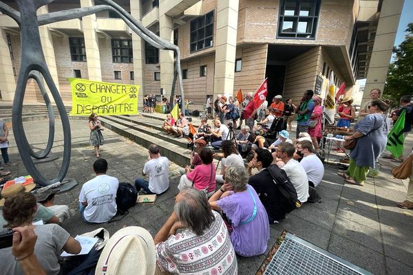 Rassemblement de soutien aux sept militants d'Extinction Rebellion jugés à Dijon le 16 août 2023