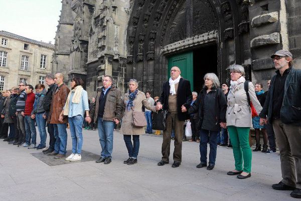 Minute de silence quartier St Michel à Bordeaux, en hommage aux victimes des attentats de Paris.