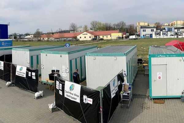 Une quarantaine de douches ont été installées par l'association des Pompiers Solidaires dans ces containers pour les réfugiés ukrainiens, à la frontière polonaise.