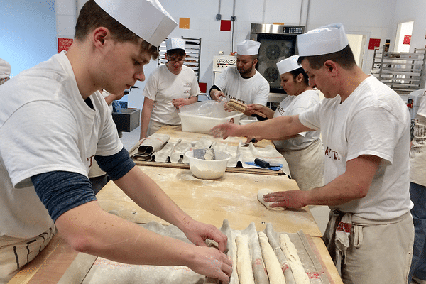 La  première promotion de l'école de boulangerie que Thierry Marx a ouverte à Dijon, mi-mars 2018. Ces stagiaires n'avaient alors que 5 jours de pratique dans les mains.