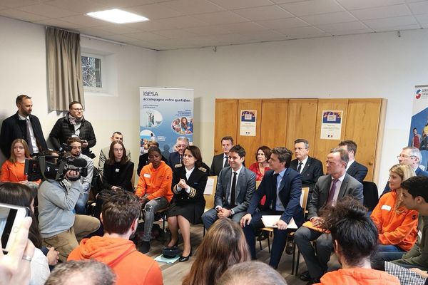 Le 14 janvier, Gabriel Attal secrétaire d’État auprès du ministre de l’Éducation Nationale et de la Jeunesse échange avec des jeunes engagés en Service Civique à l’Institut de gestion sociale des armées, à Orcines près de Clermont-Ferrand (Puy-de-Dôme).