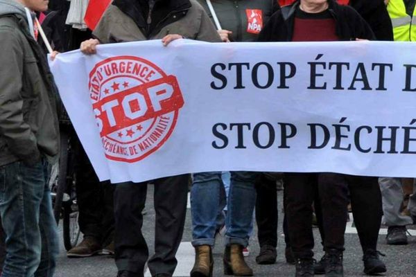 Manifestations à Tours et à Bourges contre la prolongation de l'état d'urgence et la déchéance de nationalité