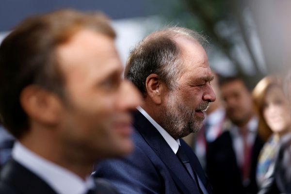 Le président français Emmanuel Macron (à gauche) et le ministre français de la Justice Eric Dupond-Moretti à Poitiers pour le lancement des "Etats généraux de la justice", le 8 octobre 2021. 