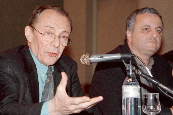 L'ancien Premier ministre Michel Rocard (G) s'exprime au côté du leader autonomiste François Alfonsi, le 11 janvier 2001 à Bastia, lors d'un débat sur le processus de Matignon en Corse. Michel Rocard a jugé que "l'excès de centralisation était une entrave au développement". 