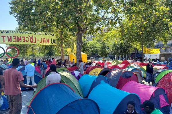 Une centaine de sans-abri ont rejoint mardi le campement installé par l'association Droit au logement.