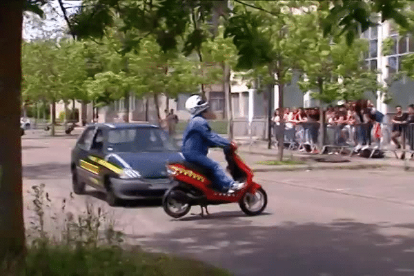 Le véhicule, lancé à 50 km/h, soit la vitesse maximale autorisée en ville, va percuter le conducteur du scooter : le voir pour le croire.