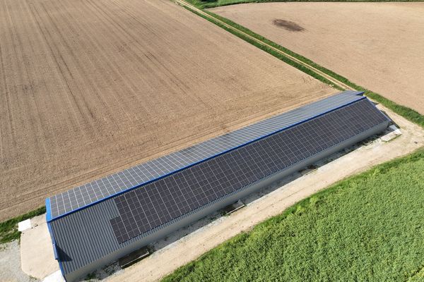 Sur le toit de cette étable du Morbihan, 900m2 de panneaux solaires ont été installés en 2010. De quoi fournir en électricité 35 foyers (hors chauffage).