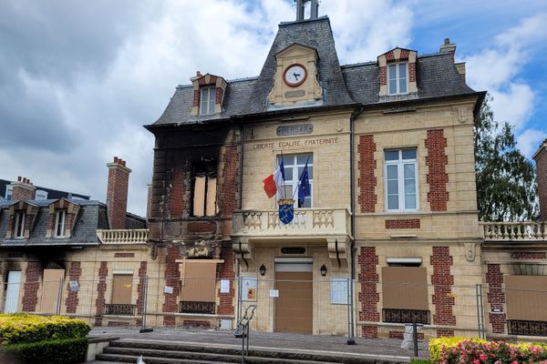 La mairie de Persan avait été complètement détruite par l'incendie.