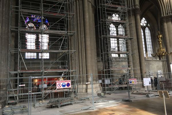 Les haut-vitraux de la gauche de la nef, au niveau du portail central d'entrée, ont été purgés.